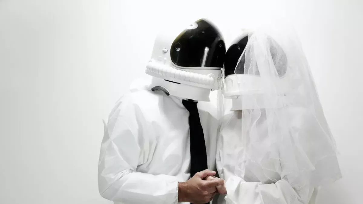 Astronaut goes to space, but his wife finds a replacement