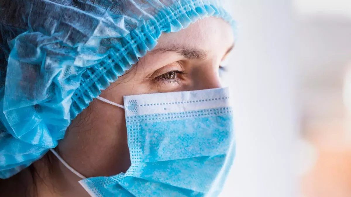 Nurse Warns Public After Testing Positive for COVID Following First Jab