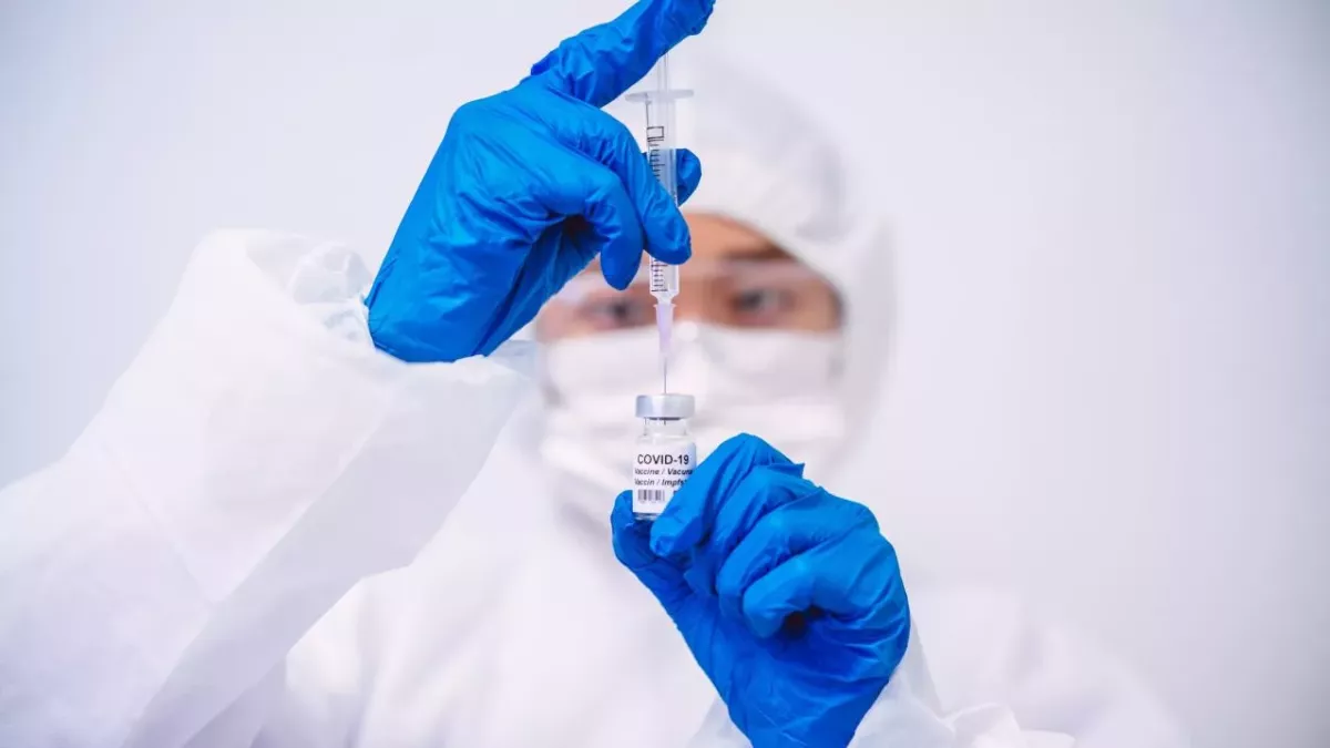 Oxford Scientists Are Preparing for New Jab To Fight COVID Strains