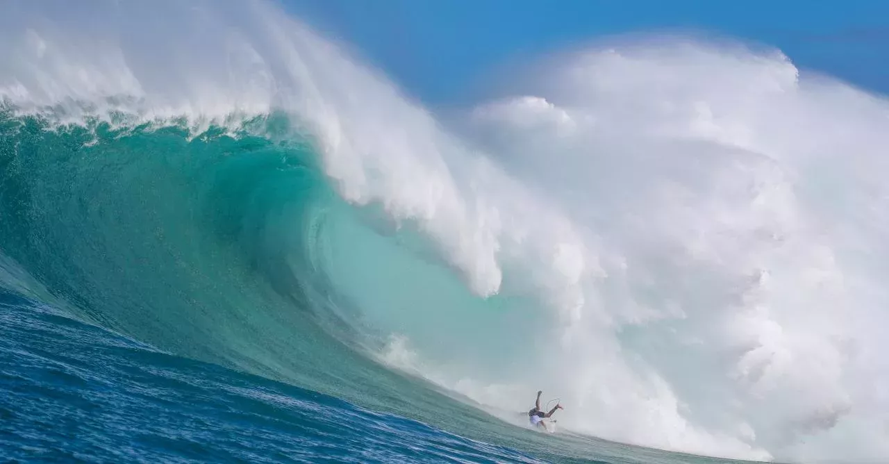 Portuguese surfer Alex Botelho survives horrific big wave accident (Video)