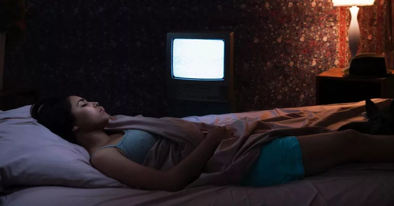 Sleeping With The Lights Or TV On Promotes Weight Gain