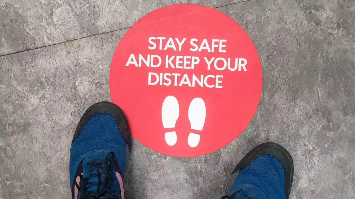 Study Reveals Risks of Being Exposed to COVID Just As High at 60ft As 6ft