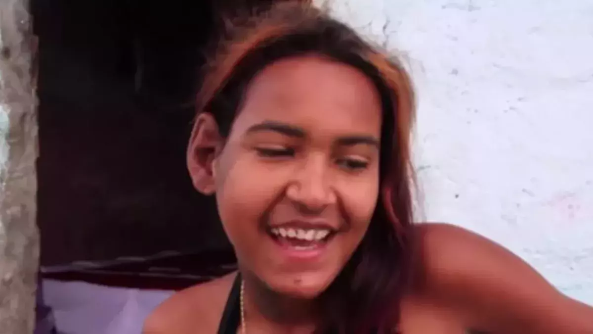 This Young Woman Suffers From A Rare Condition: She Has Huge Feet As A Result Of It