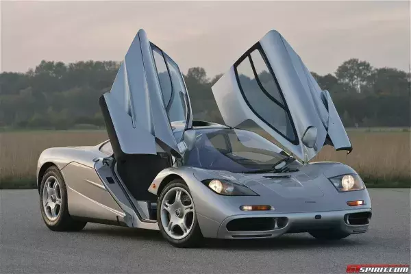 9. McLaren F1: 372 km/h