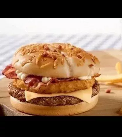 Cordon Bleu Burger (Poland): cordon bleu, steak and bacon