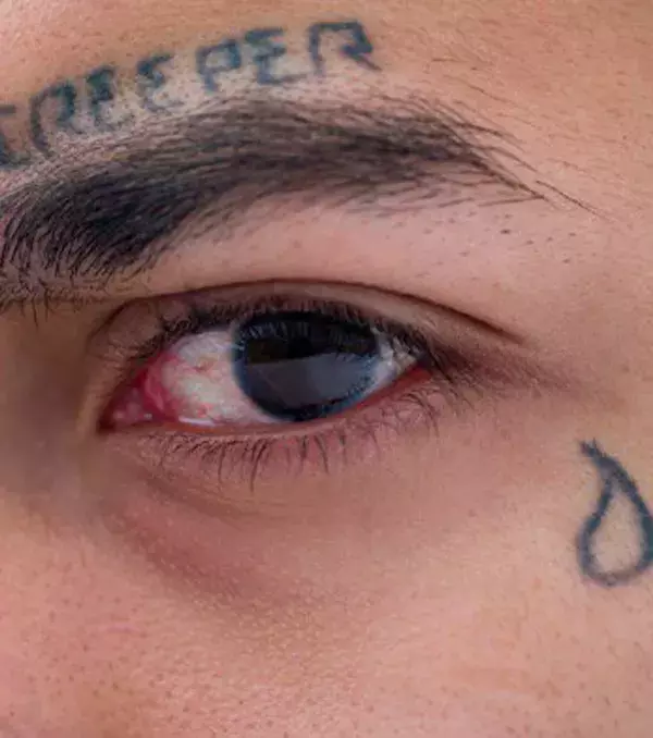 An empty teardrop: this means the prisoner didn’t successfully murder someone. Once the deed is fully done, the person can fill in the tattoo.