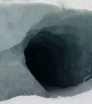 The entrance to an icy grotto: you’re afraid of grief and disappointment, so you stay alone. You’re happy and you like being independent and free. You’re also looking for love.