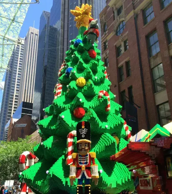 The madness of grandeur… a Lego Christmas tree