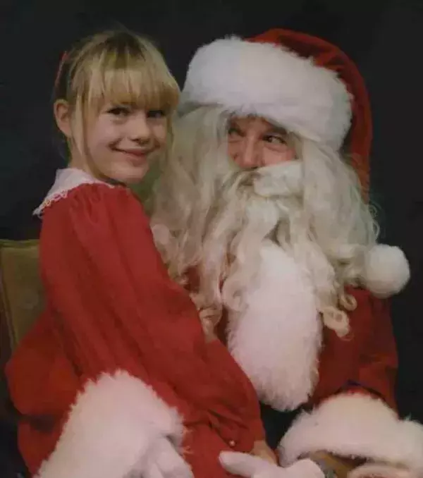 This Santa Claus’s expression is a bit disturbing