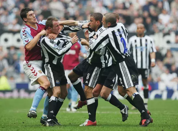 3. Lee Bowyer – Leeds United, West Ham United, Birmingham City & Newcastle United - 100 Yellow Cards, 5 Red Cards
