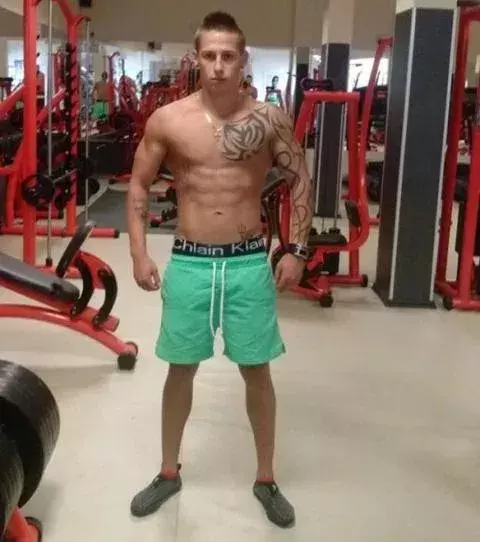 This is a totally normal way to stand, right?